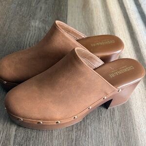 Cushionaire Chestnut Brown Stud-Trim Clog Mules